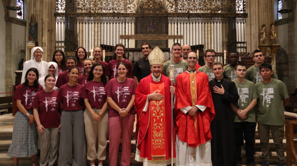 Misa de envío Viaje Misionero 2023. Mons. D. Antonio Prieto con los jóvenes misioneros.